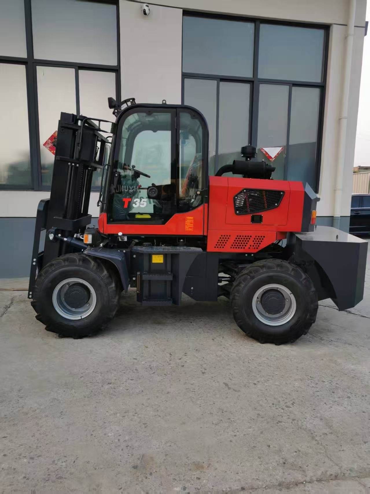 Off-road forklift with enclosed cab and T35 marking in the YIHUI machinery export case