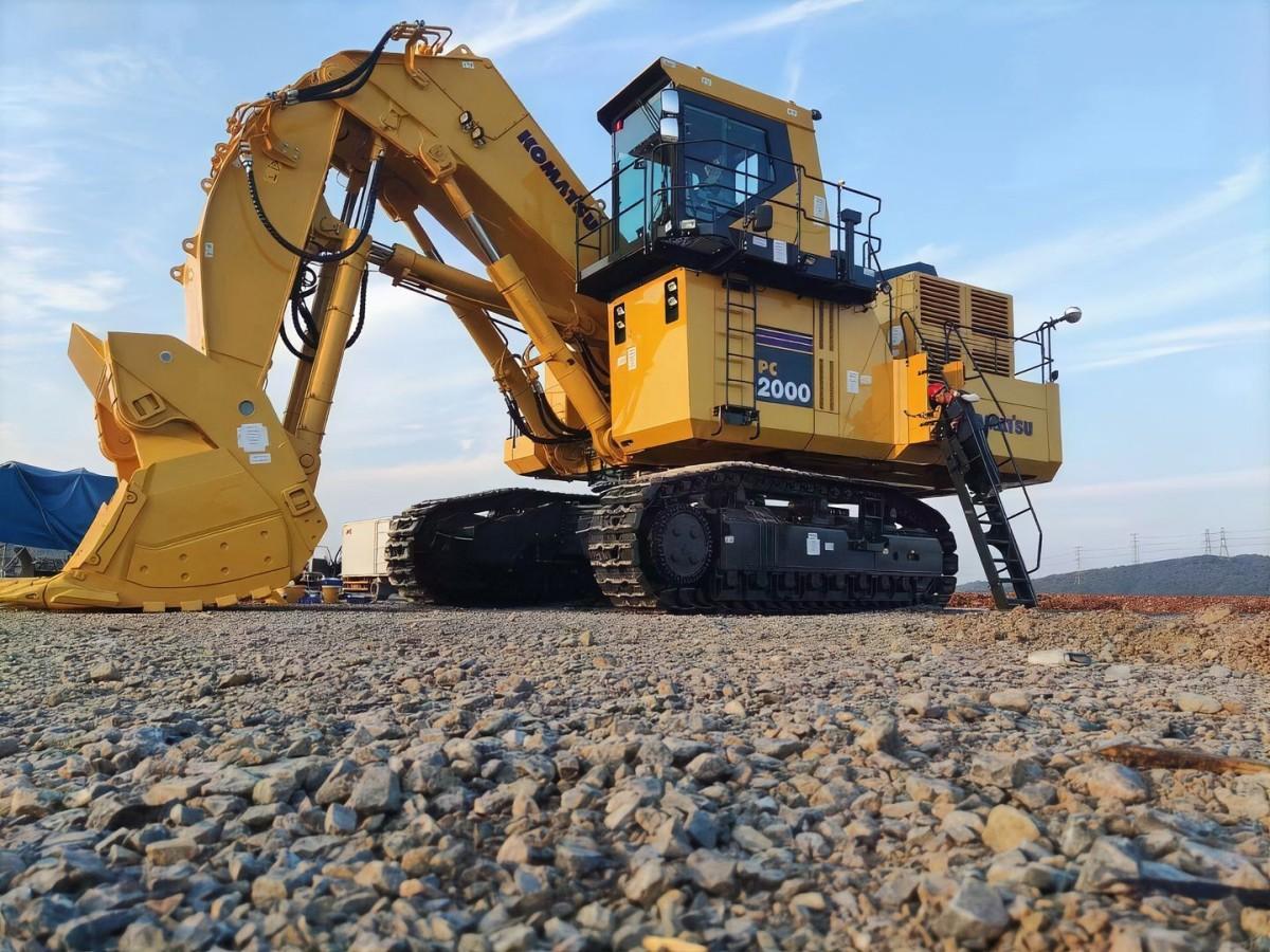 Used Komatsu PC2000 Crawler Excavator for Sale
