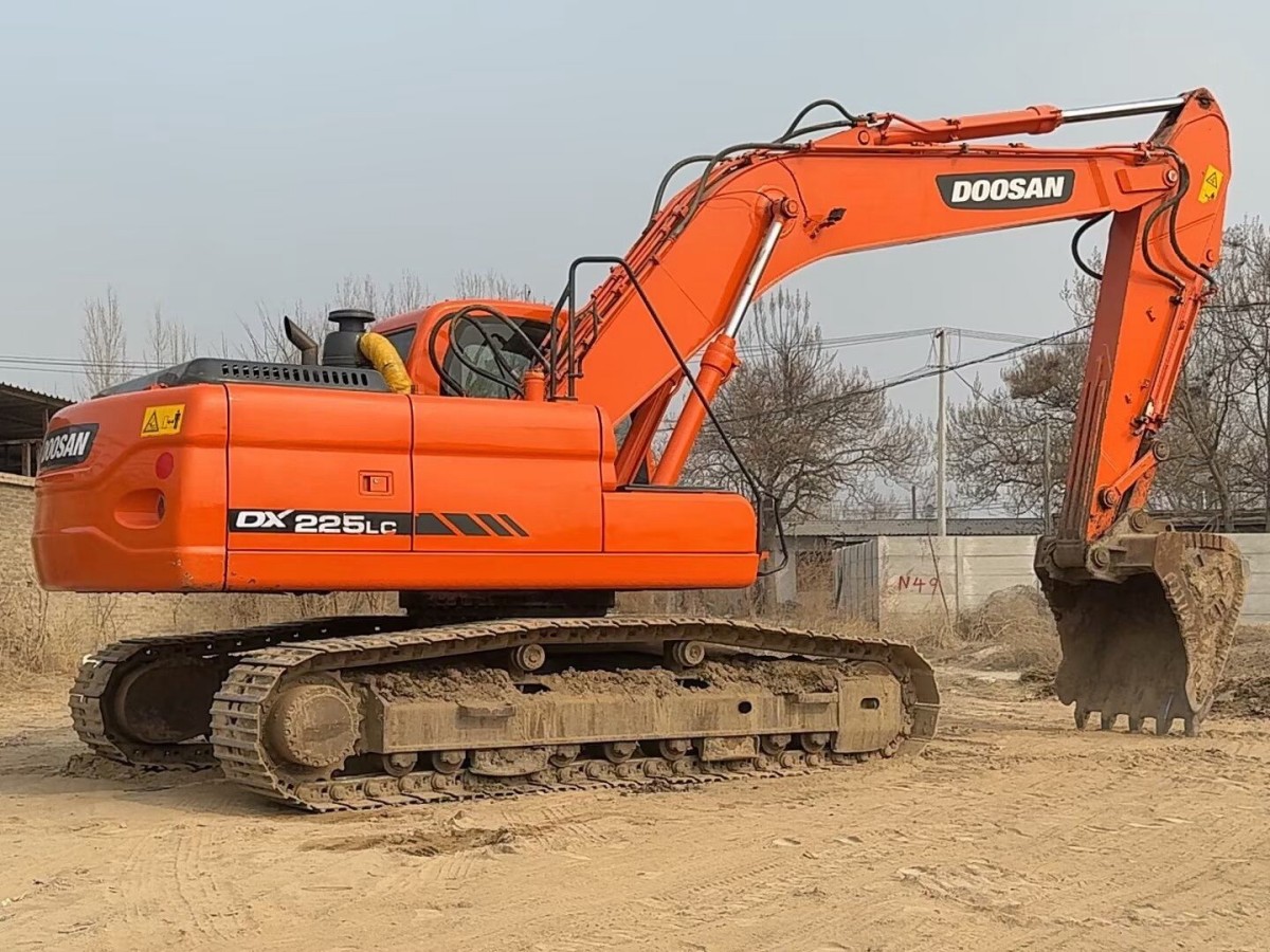 Used DOOSAN DX225LC Crawler Excavator for Sale