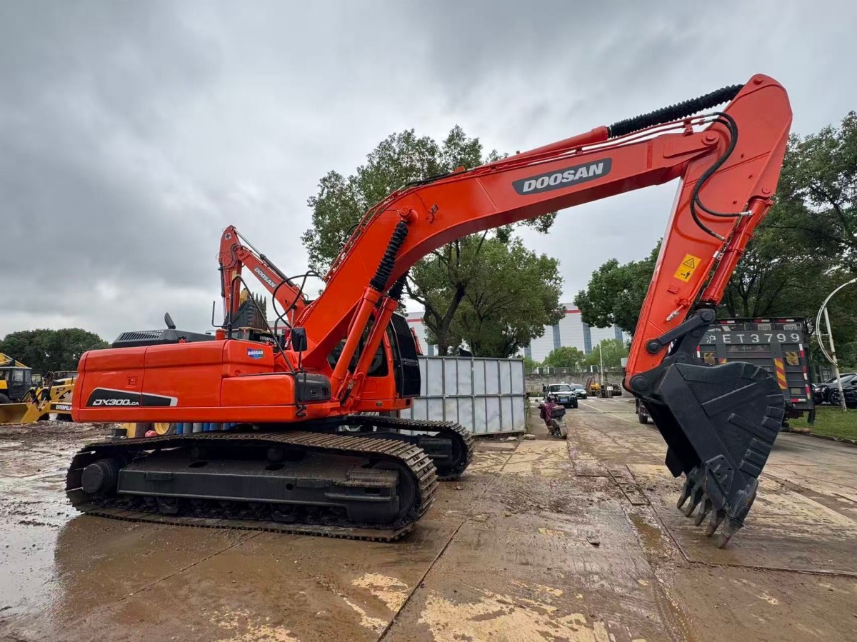 Used DOOSAN DX300LCA Crawler Excavator for Sale