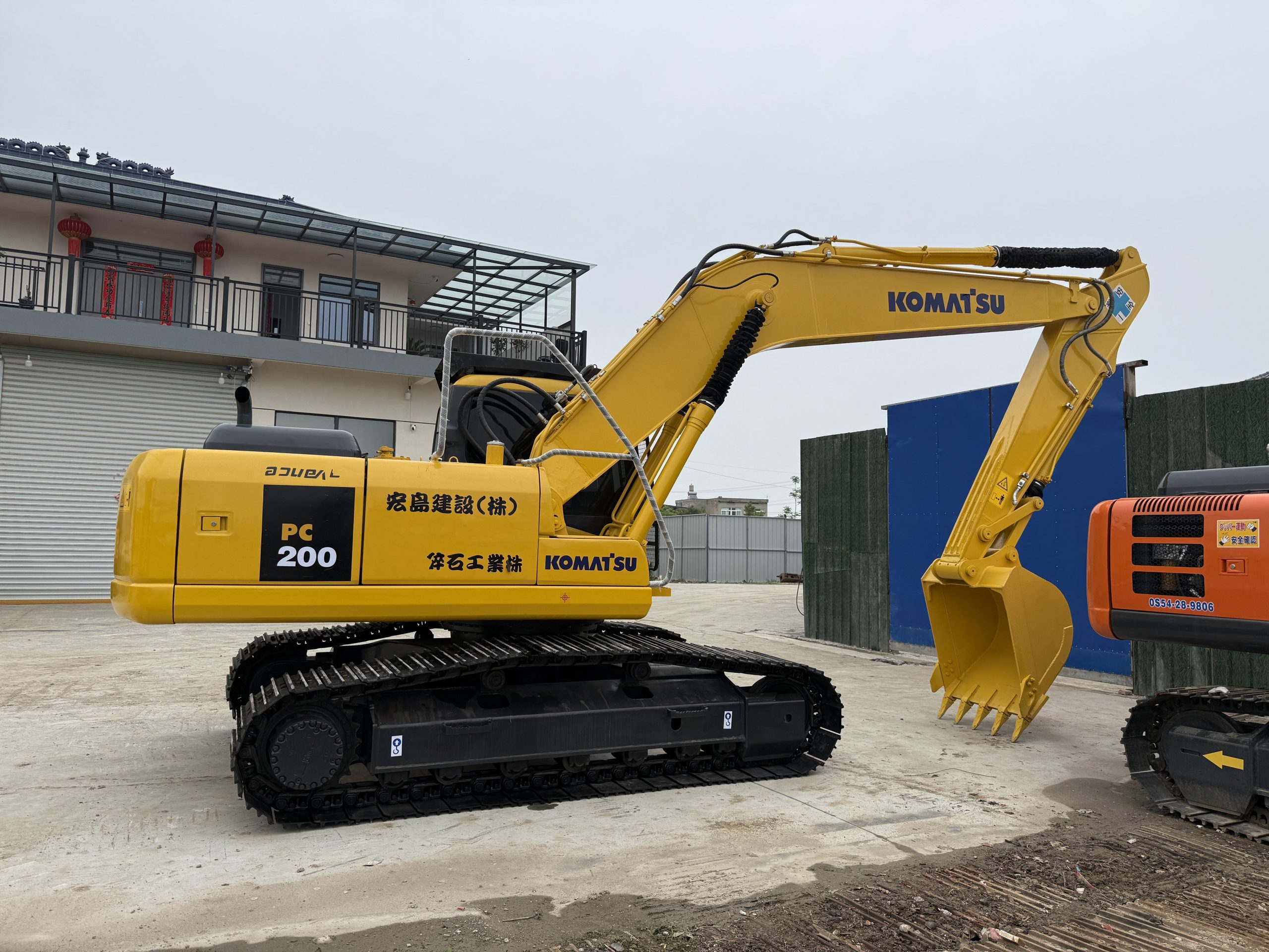 Used Komatsu PC200-8M0 excavator left side view - YIHUI Machinery