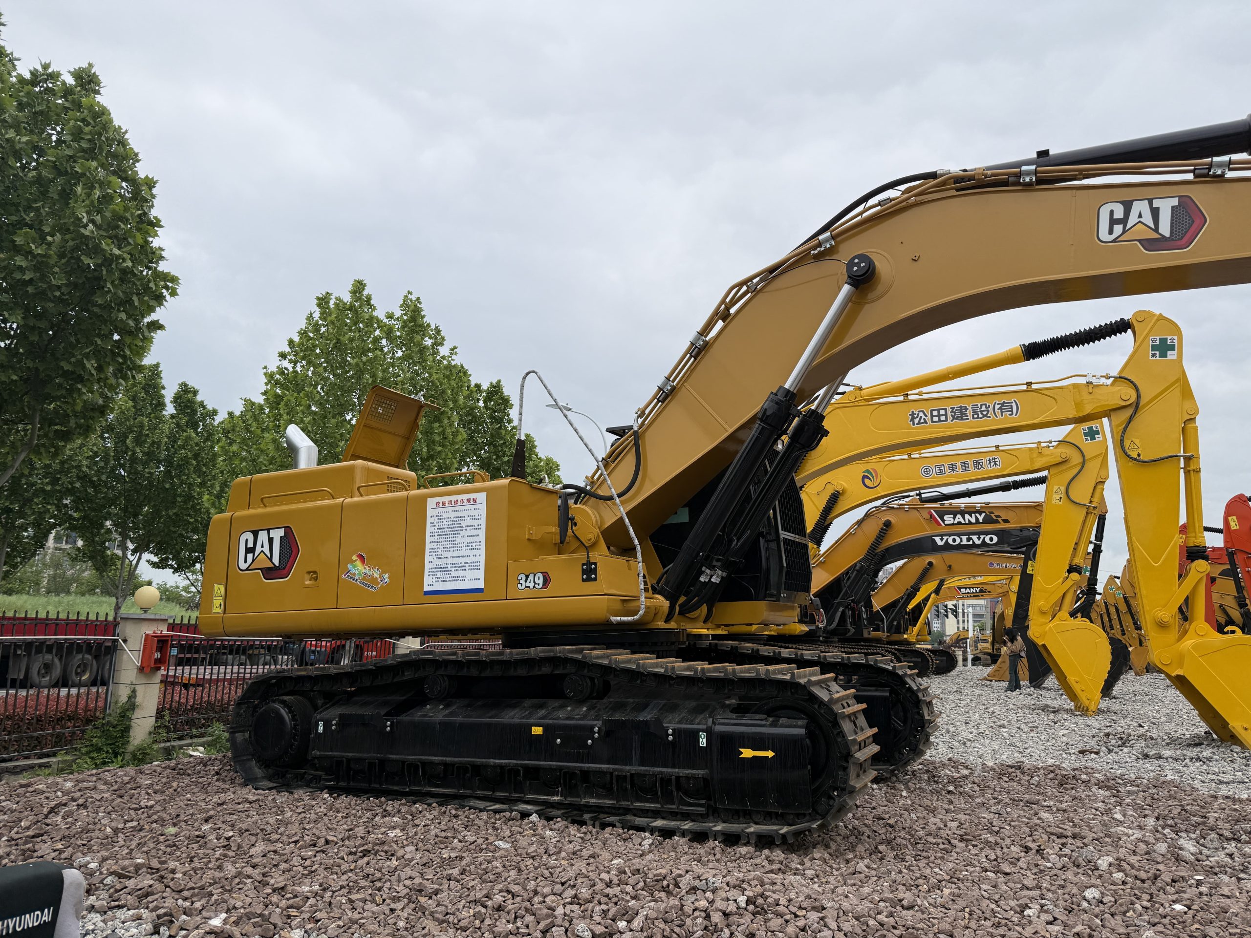 Used CAT 349 excavator undercarriage detail - YIHUI Machinery