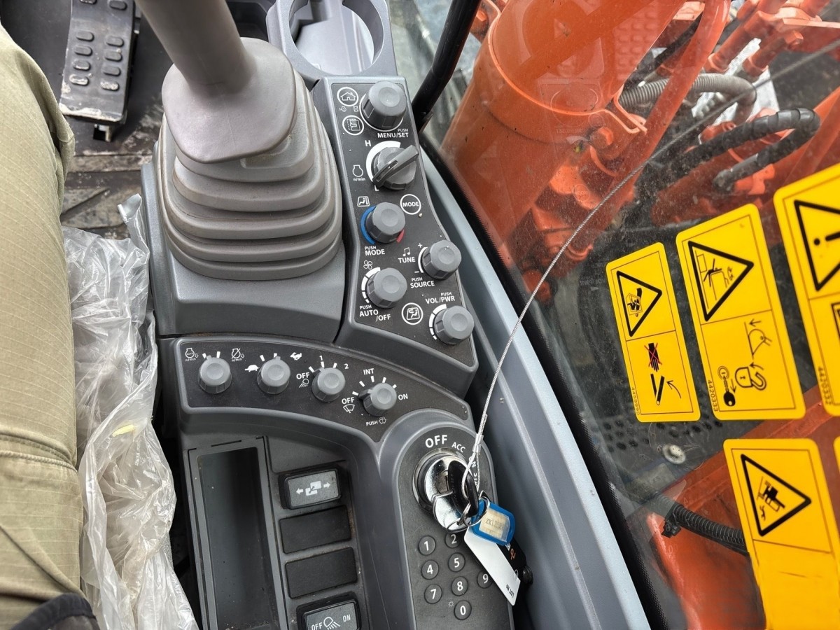 Used Hitachi ZX135 Crawler Excavator for Sale - 图片 8