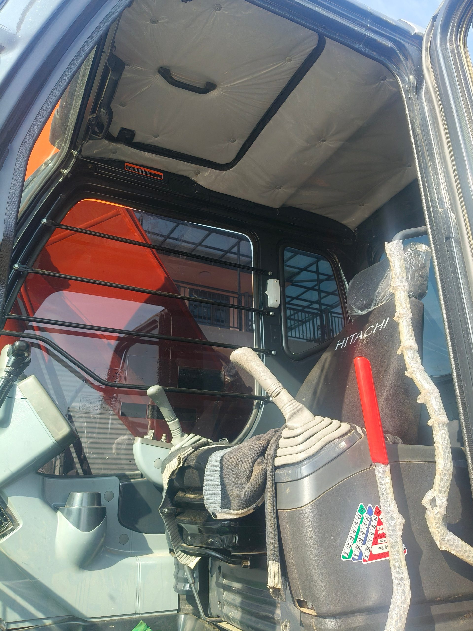 Used Hitachi ZX200 excavator bucket and linkage detail - YIHUI Machinery
